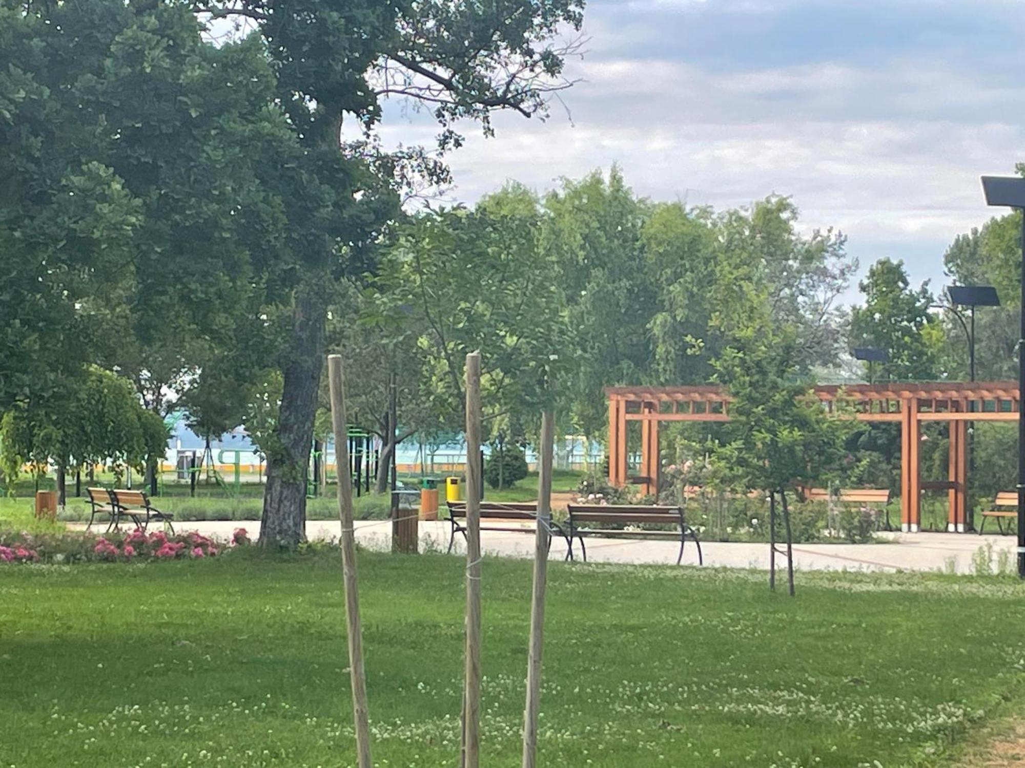 Hotel Tifani Szallo Balatonlelle Exterior foto
